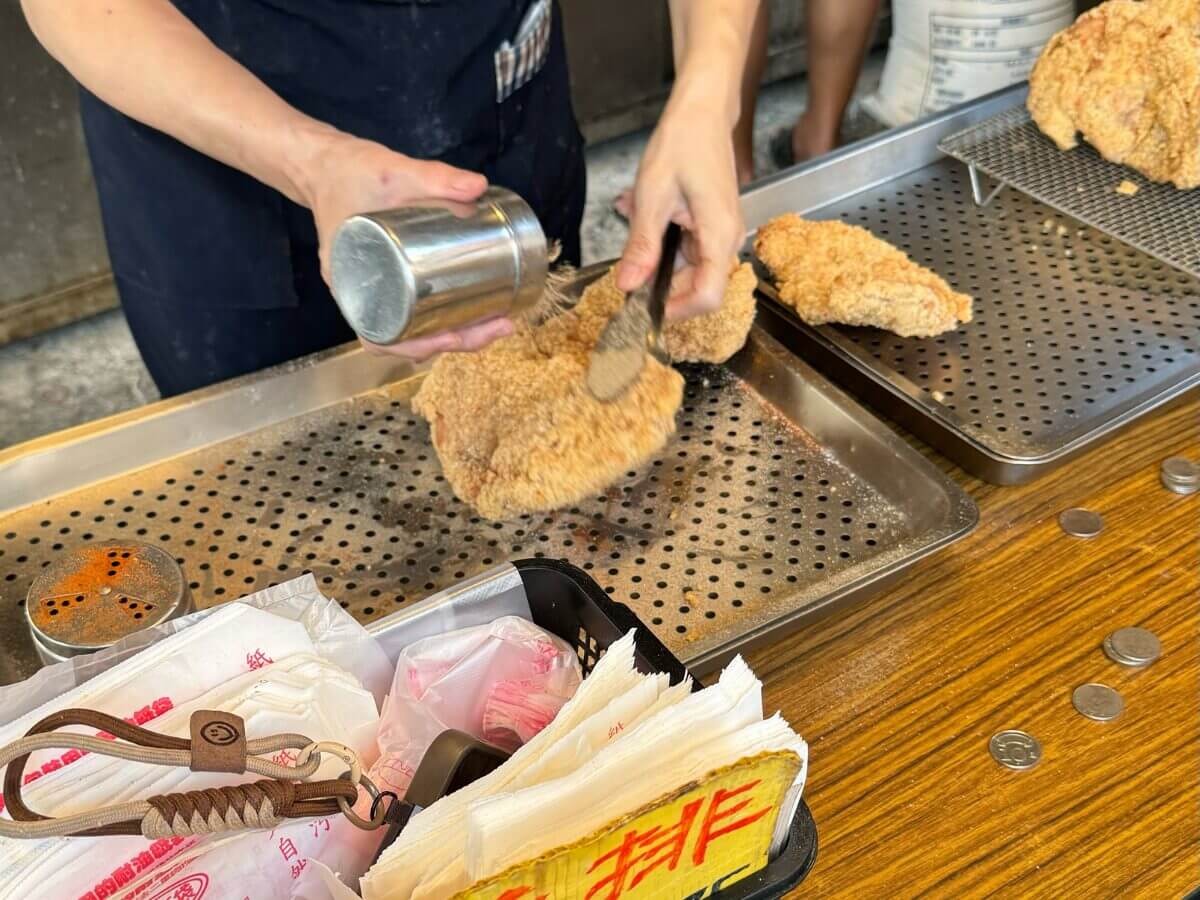 高雄美食｜不是假日也照排！鹽埕區5 家美食一開門就爆～鴨肉意麵、米其林米糕、奶茶創始店一次收