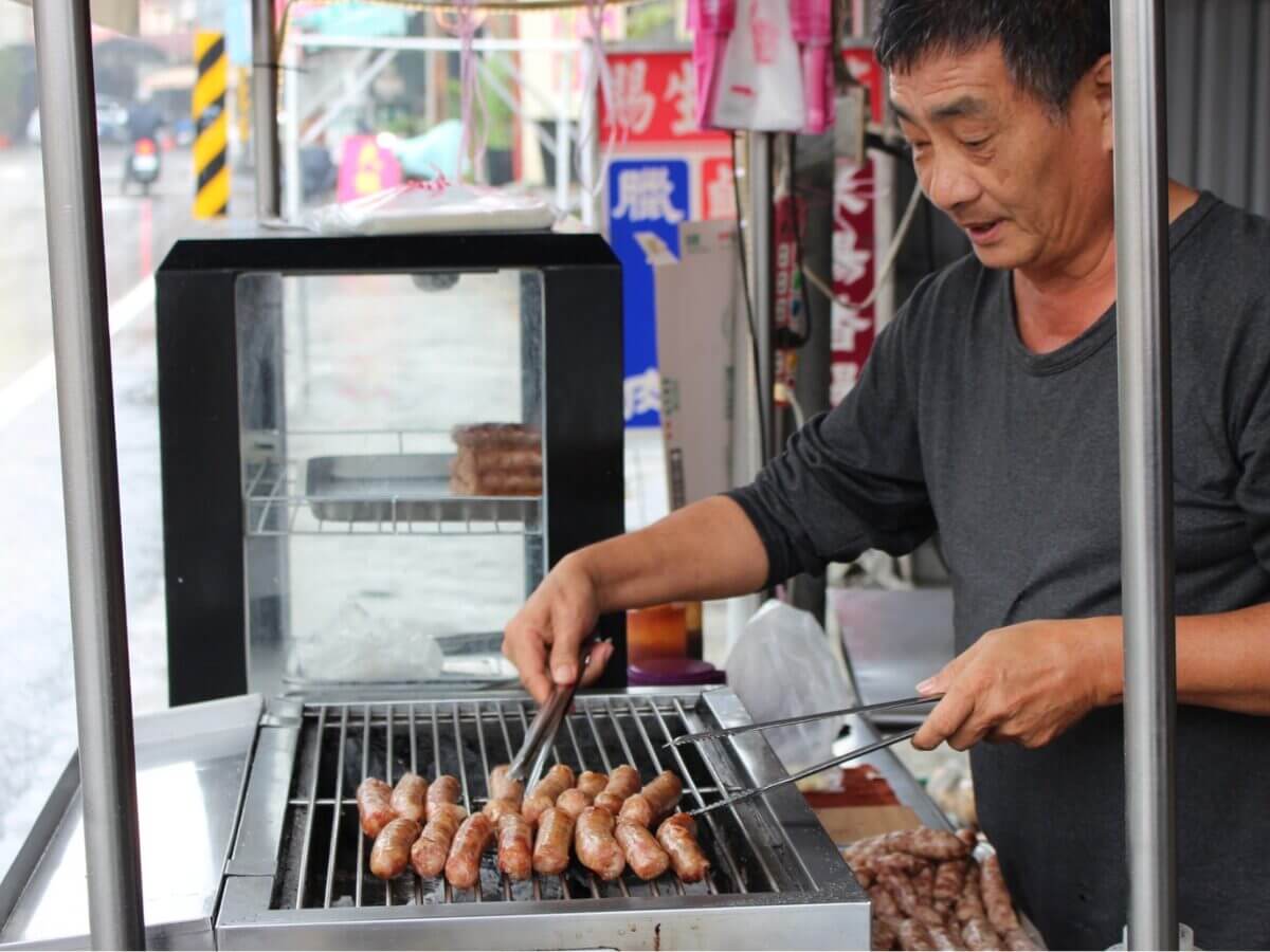 高雄一日遊｜最新親子景點「野森動物學校 」3 月正式開放！狐獴互動、狐狸谷、栗翅鷹上手體驗＋內門美食一日遊