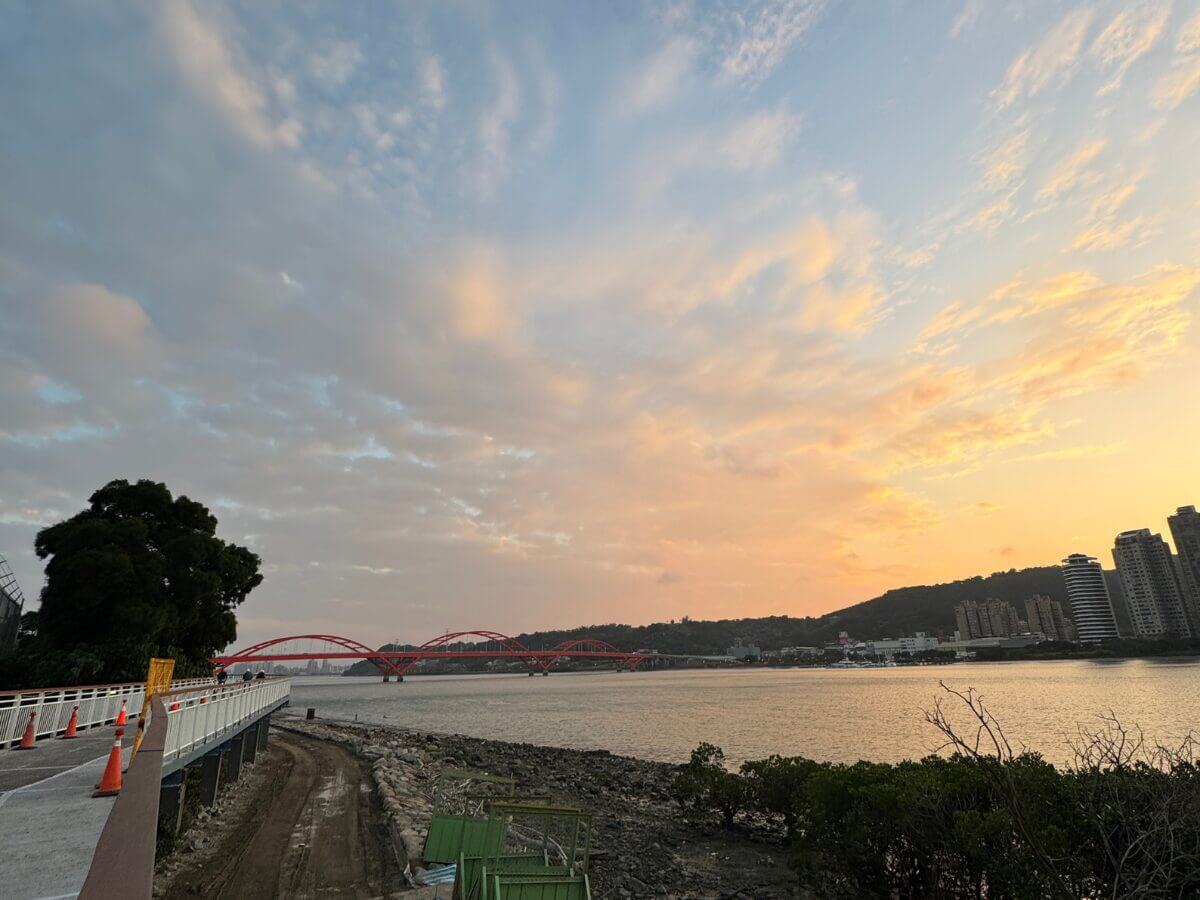 關渡親子一日遊這樣玩 關渡恐龍樂園、關渡貨櫃市集到淡水河岸一日順遊路線 台北一日遊|關渡恐龍樂園+貨櫃市集+河岸秘境!親子景點一路玩到淡水
