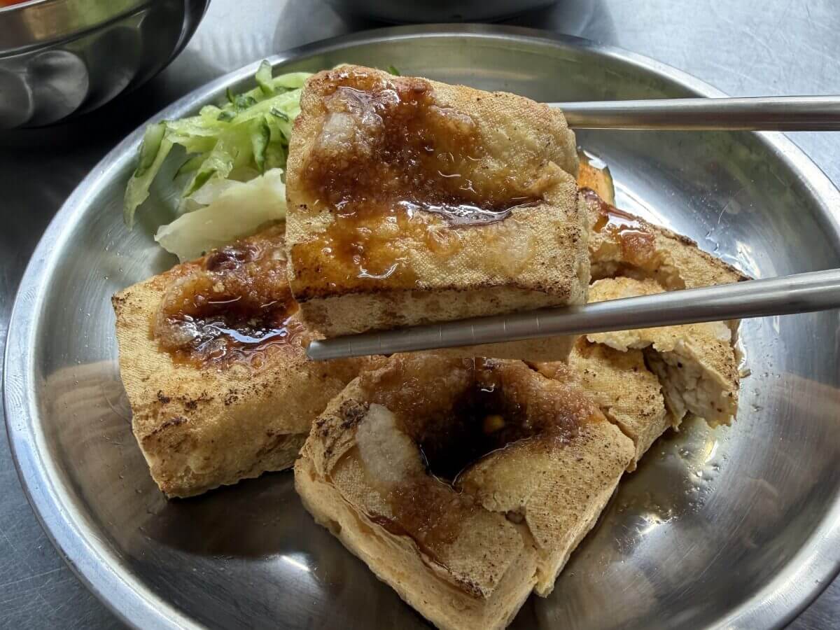 台中美食｜樂成宮拜拜順便吃！4 家走路就到的銅板小吃，捧花可麗餅、在地臭豆腐、烤甜甜圈一次收