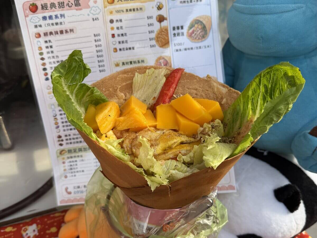 台中美食｜樂成宮拜拜順便吃！4 家走路就到的銅板小吃，捧花可麗餅、在地臭豆腐、烤甜甜圈一次收
