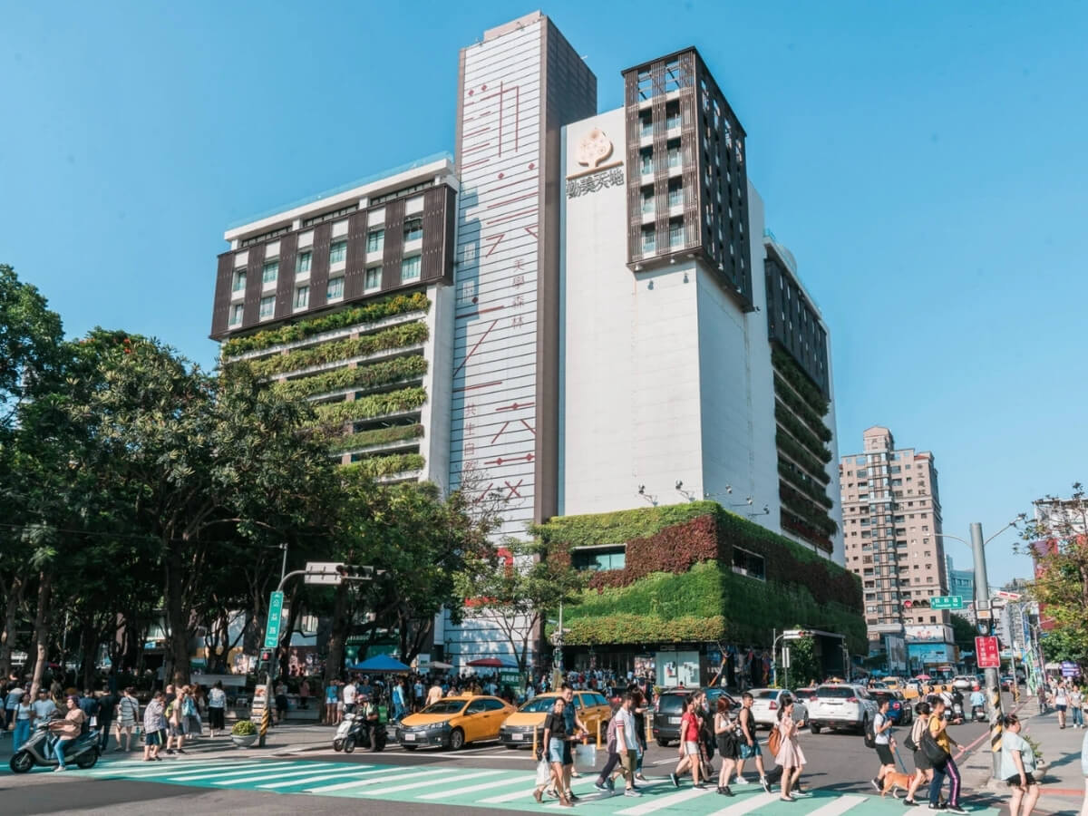 台中住宿|誠星青年旅館開箱!免費打匹克球、豪華雙人房、天臺小酒館一次體驗